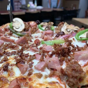 Half Flying Pig (sausage, pepperoni, bacon, ham). Half Supreme. Both 4 stars. Would get again.