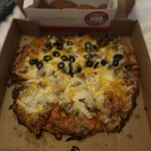 Small pizza and jalapeño poppers