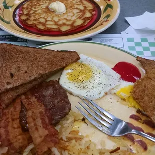 a plate of breakfast food