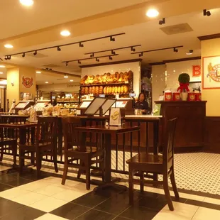 BOUDIN IS ONE OF MY MOST FAVORTITE PLACE JUST TO CHILL!!!