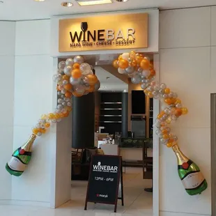 ~ATTENTION YELPERS HERE'S A PICTURE SHOT PROOF THAT THIS WINE BAR OF DOWNTOWN MACY'S SAN FRANCISCO CA ISN'T CLOSED AT ALL~