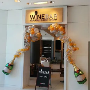 ~ATTENTION YELPERS HERE'S A PICTURE SHOT PROOF THAT THIS WINE BAR OF DOWNTOWN MACY'S SAN FRANCISCO CA ISN'T CLOSED AT ALL~