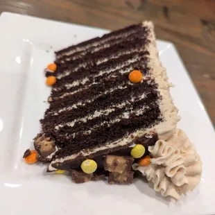 Reese&apos;s peanut butter chocolate cake