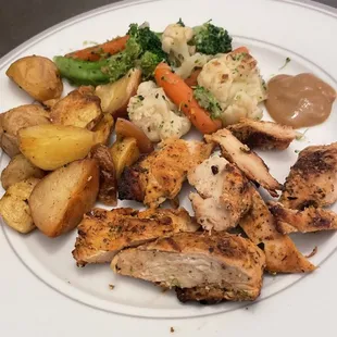 Citrus gilled chicken with mixed vegetables and roasted red potatoes