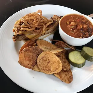 Meatloaf 1/2 Sandwhich w/cup of soup of the day (vegetarian chili)