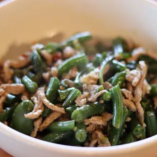  a bowl of green beans and chicken