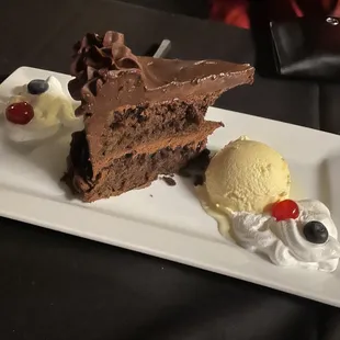 Chocolate cake w ice cream