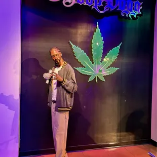 04.06.24 Snoop Dogg gets waxed
