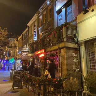 the outside of a restaurant at night