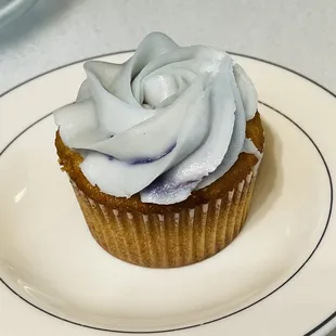 Vanilla cupcake with vanilla buttercream