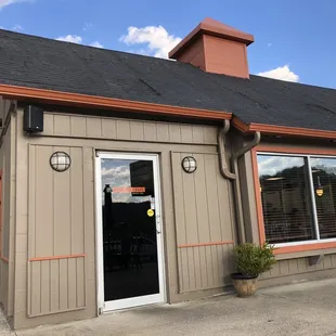 the outside of a restaurant