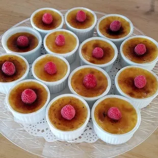 Crème brûlée with raspberry on top