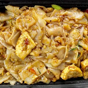 Drunken noodle with fried tofu