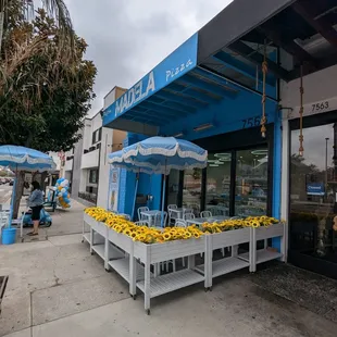 It's a super cute exterior dining area