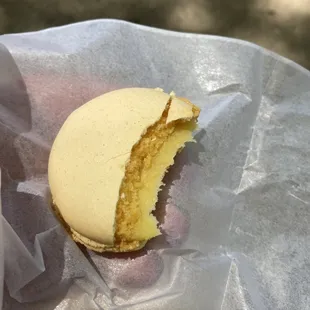 Mango Passion fruit macaroon