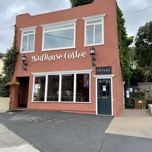 the front of madhouse coffee
