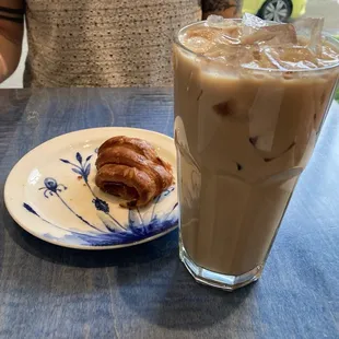 Salted caramel latte, ham and Gruyère croissant