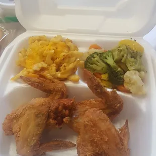 Fried chicken, mac n cheese,  mixed veggies
