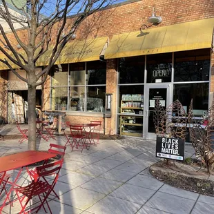 the outside of a restaurant