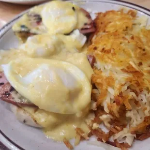Eggs Benedict with ham and hashbrowns