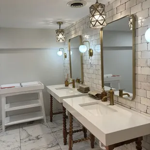 Women&apos;s Bathroom