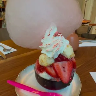 This is the strawberry cheesecake one. With cotton candy! Little pieces of cheesecake! OMG! Oh, and the spoons change color.