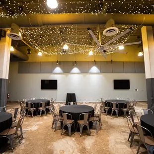 The Oakley Room is an intimate space ideal for networking events, rehearsal dinners, and celebrations. Booking at events@madtreebrewing.com
