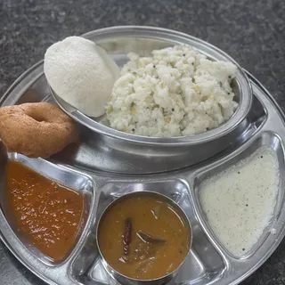 Uppuma and Vada Combo
