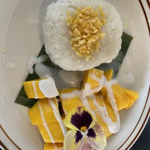 Mango sticky rice soooooo good! Matured and sweet Mango with coconut flavor sticky rice and crispy stuff on top.