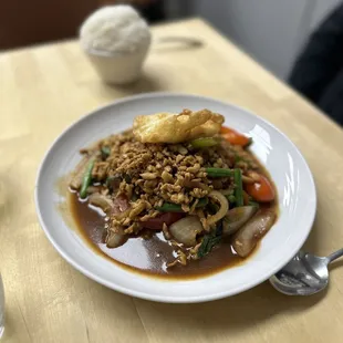 Chicken basil with fried egg