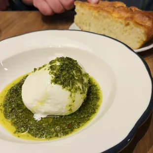 Burrata w. gremolata &amp; focaccia
