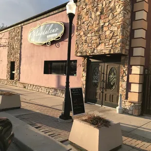 the outside of a restaurant
