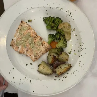 Salmon with vegetables and red seasoned potatoes