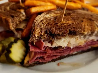 2 Penguins Tap and Grill