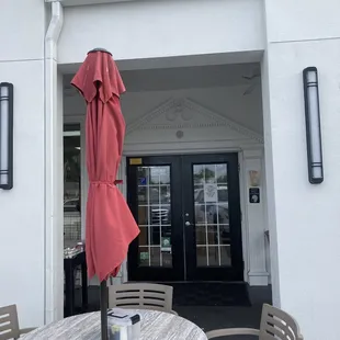 There are several seatings with umbrellas for those who enjoy their meal with a slight breeze.