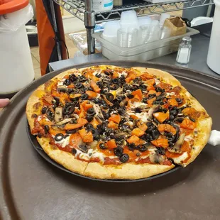 medium sized pizza. 14 inch..enough for 6 people