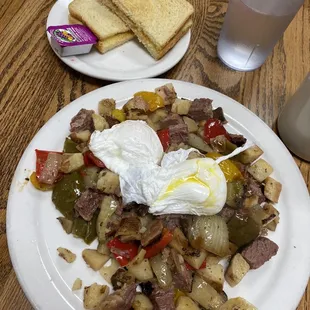 a plate of breakfast food