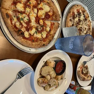 Spicy Italian pizza, garlic bites