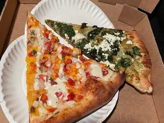 Ian's Pizza Milwaukee | Story Hill