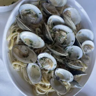 Linguine alla Vongole White Wine / EVOO / Garlic / Pan Sauce