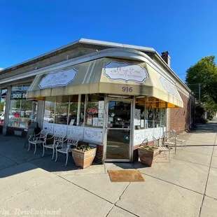 the outside of the restaurant