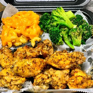 Baked Wings with Broccoli &amp; Macaroni &amp; Cheese