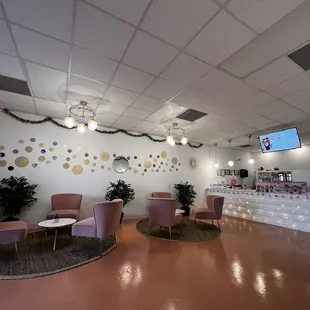 Love this little lounge area and the decor!