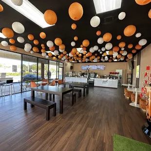 Spacious &amp; super cute boba shop to meet up w/ friends.