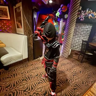 A balloon artist came by our table - super friendly and you tip/pay what you want.