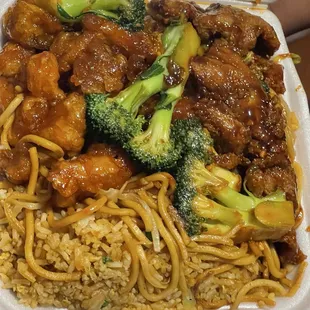 Half and half  Orange Chicken Beef brócoli