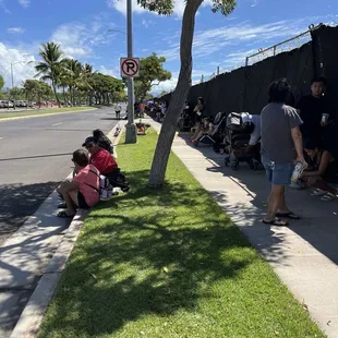 Hundreds of people waiting in line because we all thought the event started at 10am.