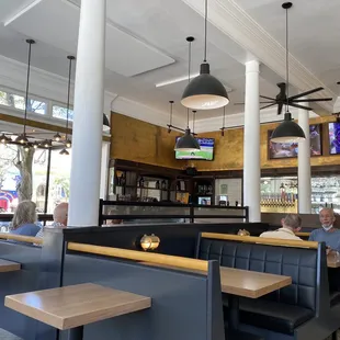 Lunch on a Friday with plenty of seating.