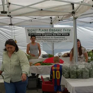 people shopping for produce