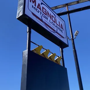 sign for magnolia motor lounge